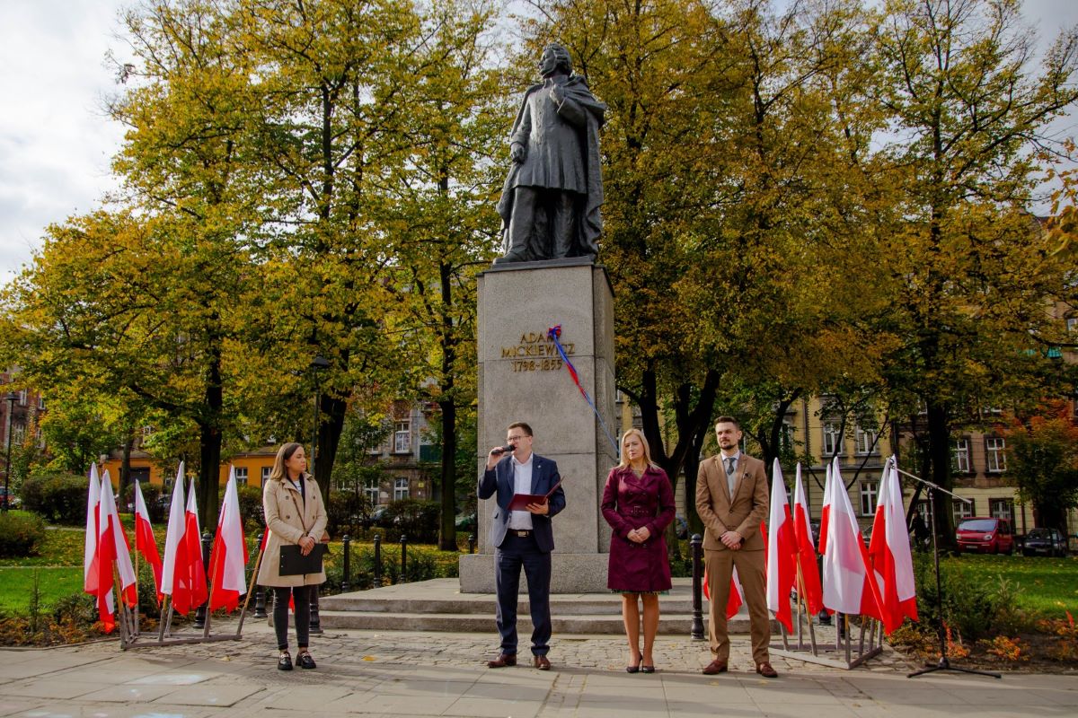 Pomnik Mickiewicza po renowacji – hołd dla narodowego wieszcza