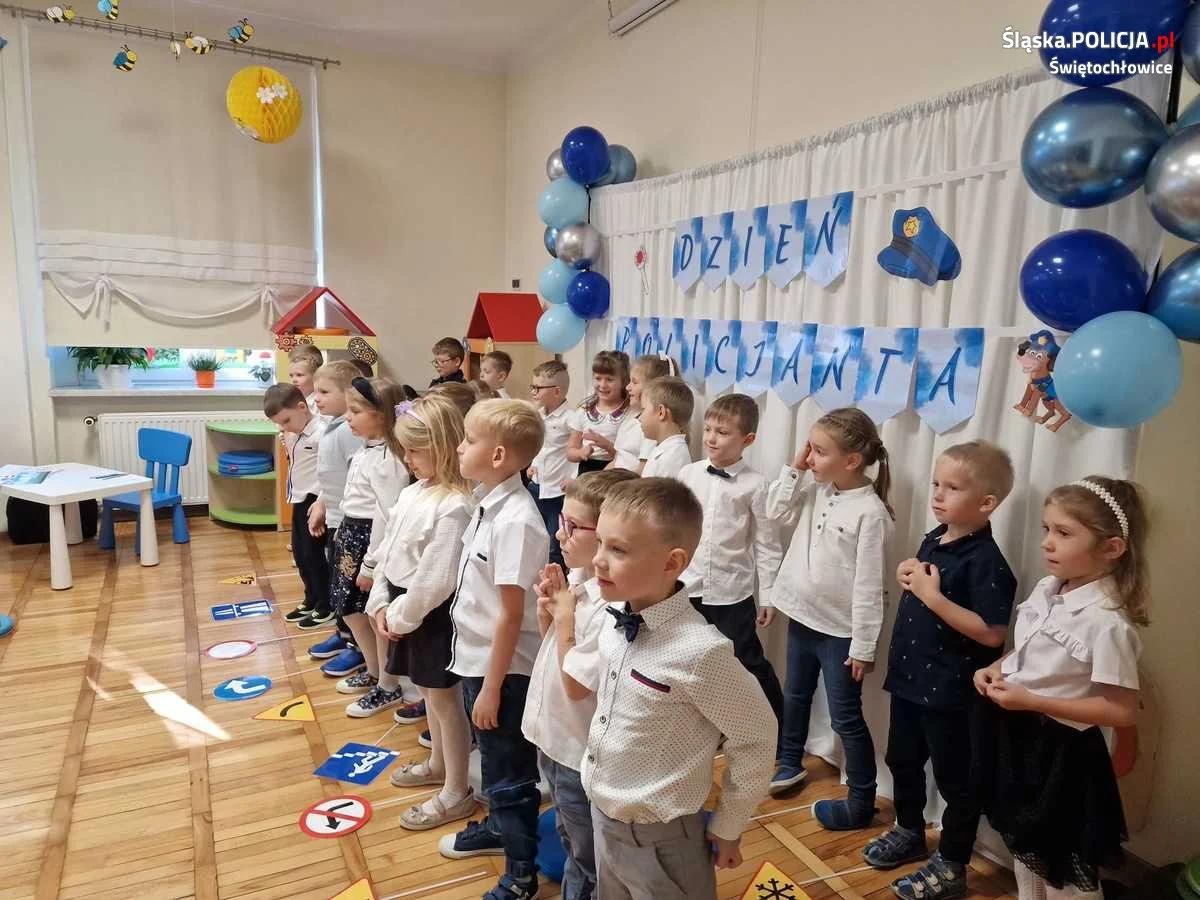 Świętochłowickie przedszkolaki dziękują policjantce – Dzień Policjanta w PM nr 4