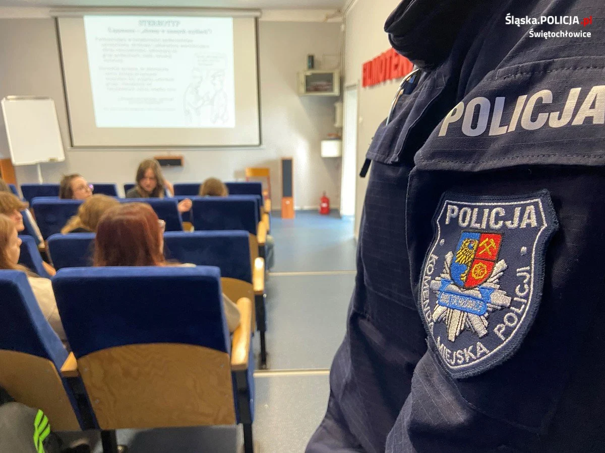 Świętochłowiccy policjanci uświadamiają uczniów na temat hejtu i mowy nienawiści
