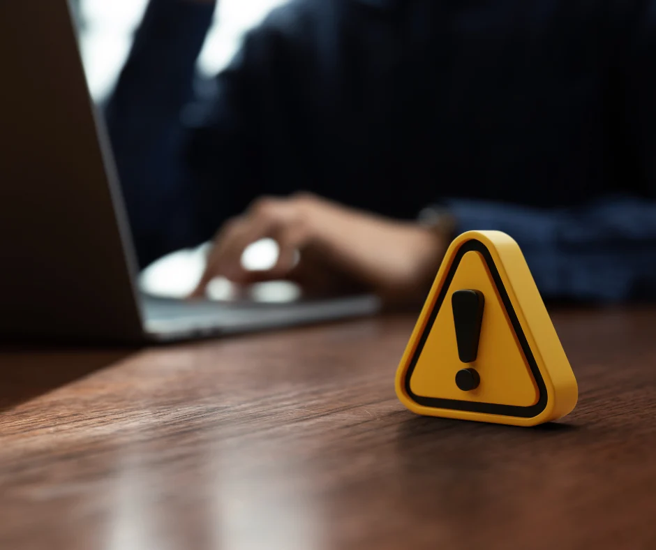 Policja ostrzega: cyberoszuści coraz częściej działają na portalach społecznościowych