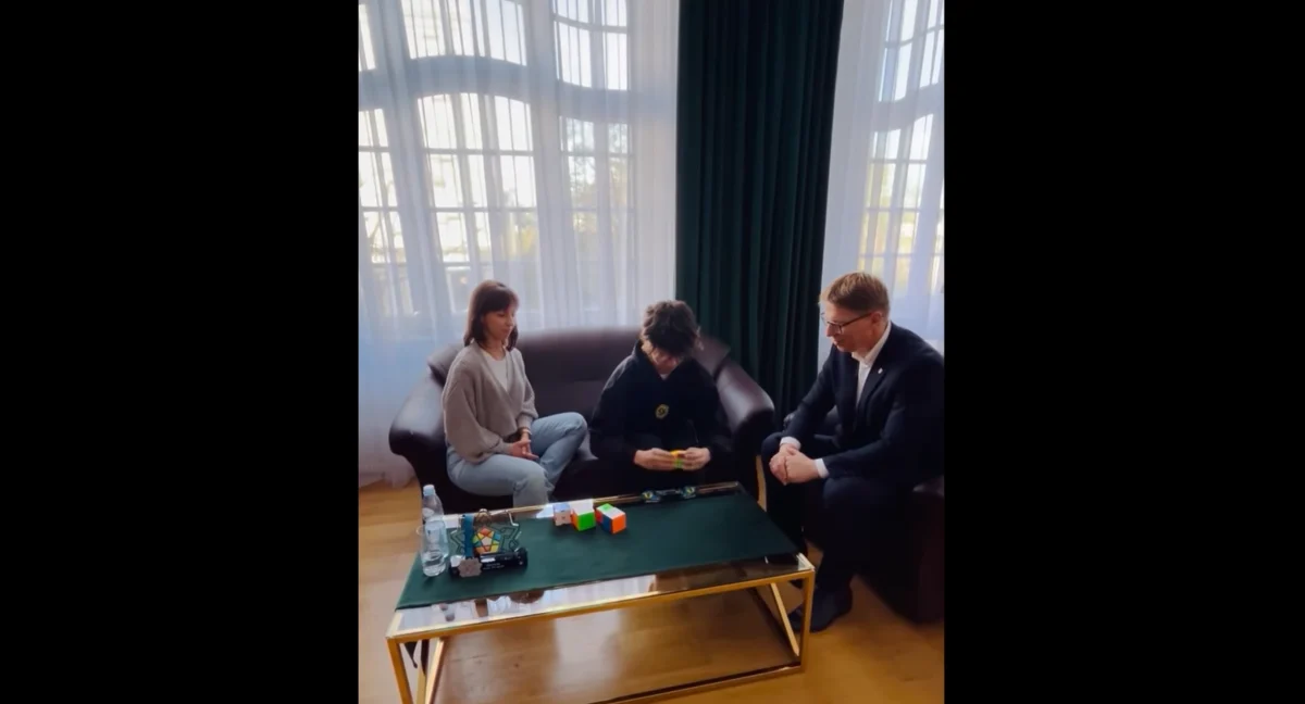 Młody talent z Świętochłowic – Oskar Hanuszkiewicz triumfuje w kategorii skewb