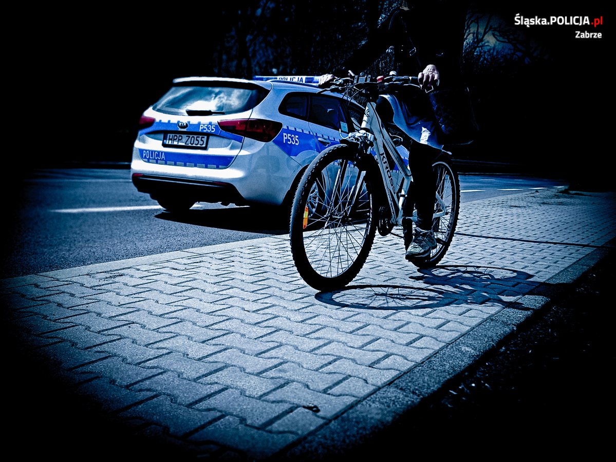 Deszcz, noc i promile: młoda rowerzystka ukarana surowym mandatem