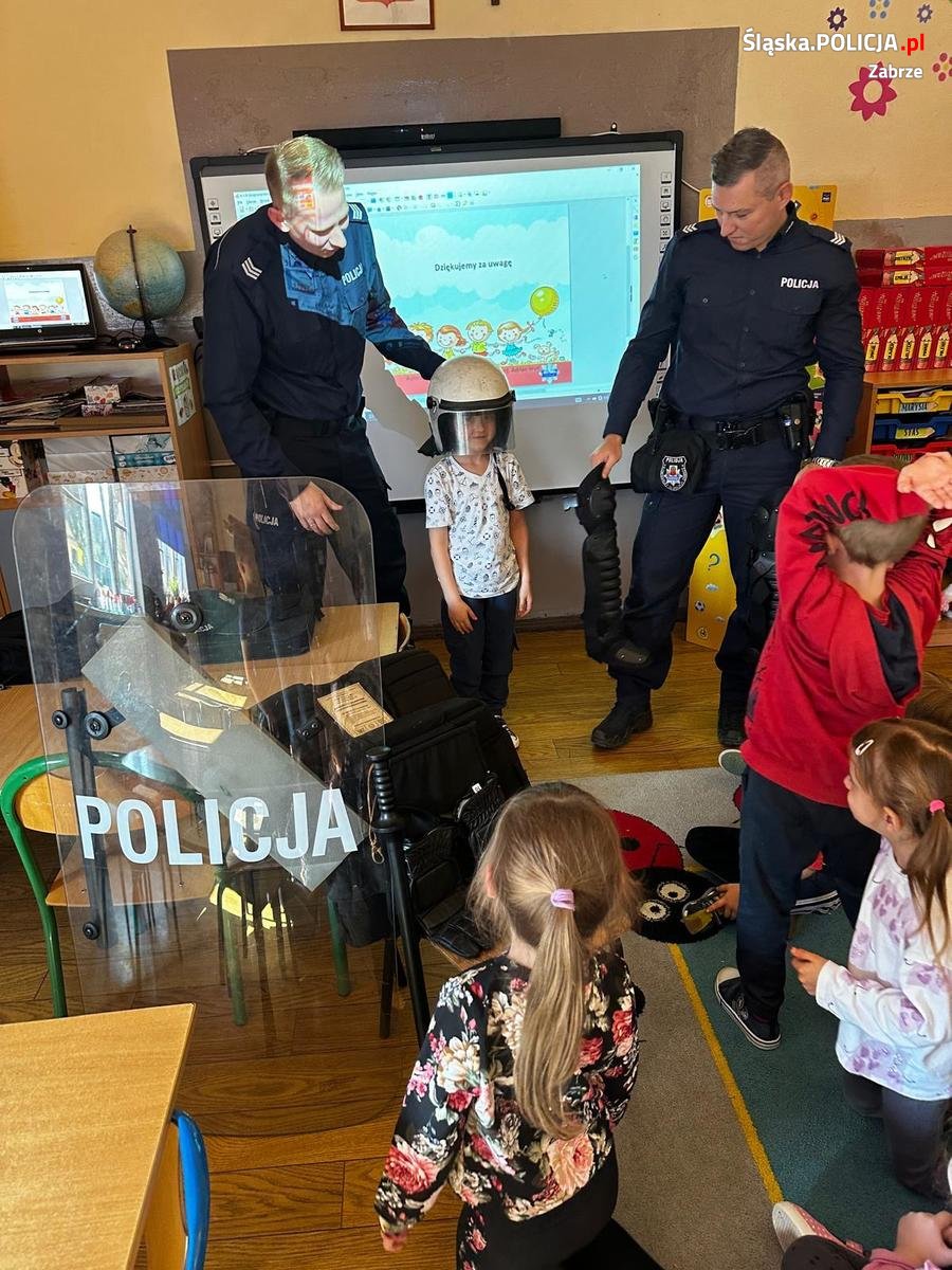 Policjanci z Komisariatu III spotkali się z dziećmi z Zespołu Szkolno-Przedszkolnego nr 16