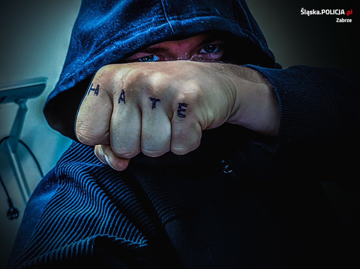 Wulgarne napisy i rasistowskie hasła. 17-letni zabrzanin odpowie przed sądem!