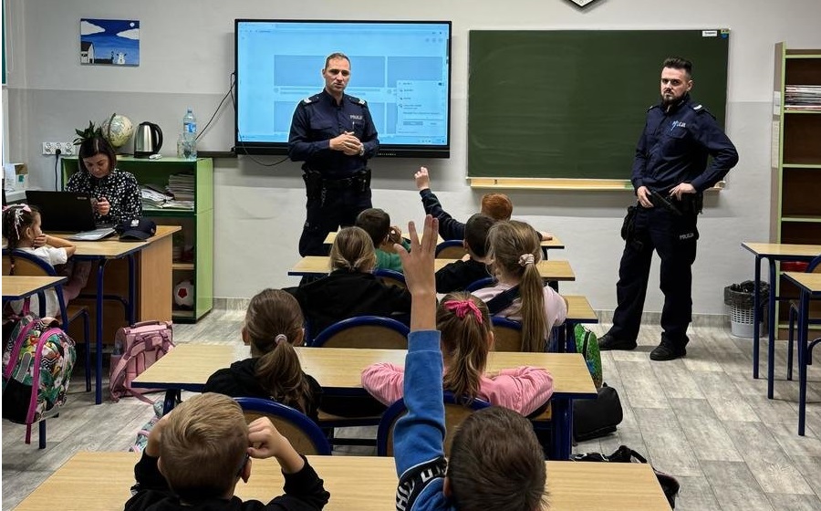 Dzielnicowi spotkali się z uczniami SP 28