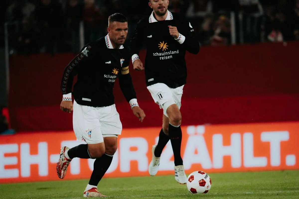 Atak ostrym narzędziem i zamieszki z kibicami Górnika Zabrze przed meczem Podolskiego