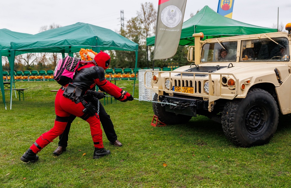 Policjanci i Fundacja Militarny Mikołaj uczyli dzieci bezpieczeństwa na festynie w Zabrzu