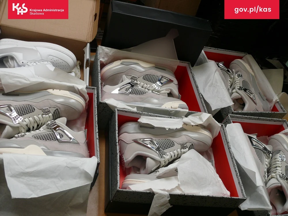 98 par podrabianych butów sportowych przechwycone przez KAS w Zabrzu