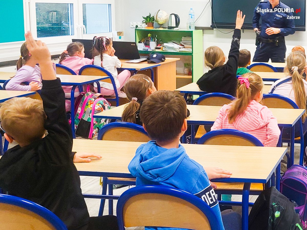 Policjanci w zabrzańskiej Szkole Podstawowej nr 40 edukują najmłodszych