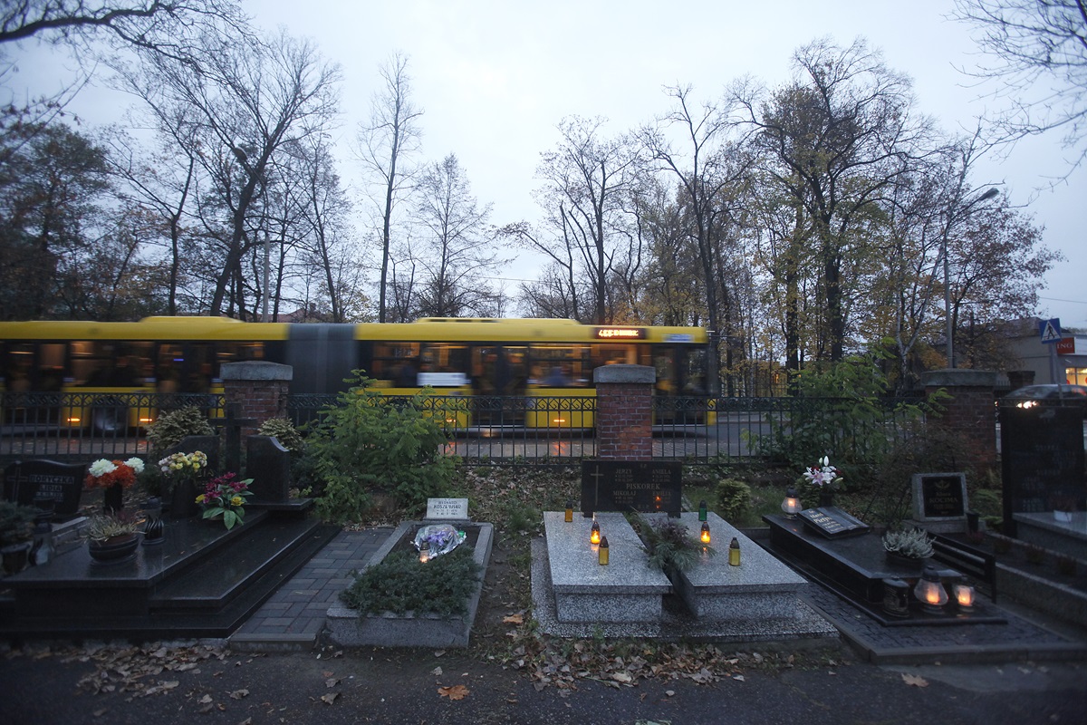 Specjalna oferta komunikacji miejskiej na okres Wszystkich Świętych