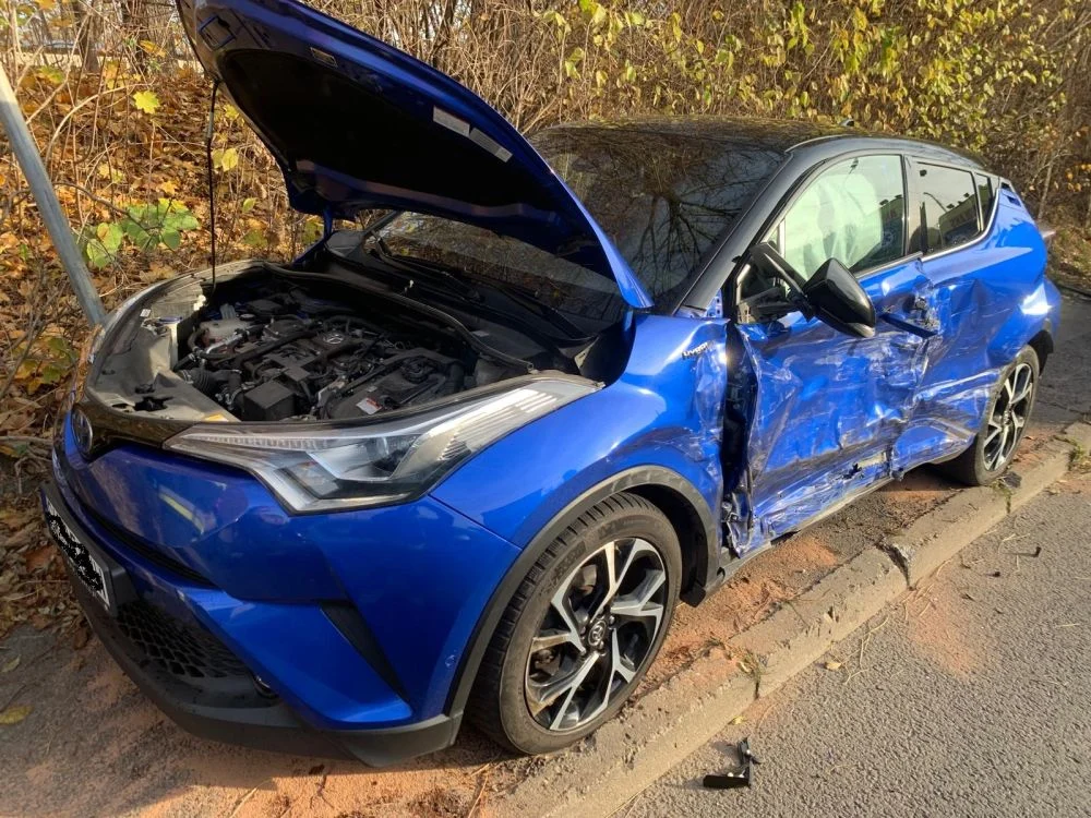 Kolizja dwóch samochodów na ulicy Tunkla. Występowały utrudnienia