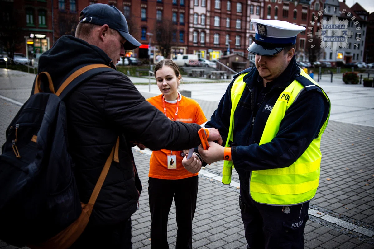 Ruda Śląska świeci przykładem. Trwa akcja "Świeć przykładem – noś odblaski"