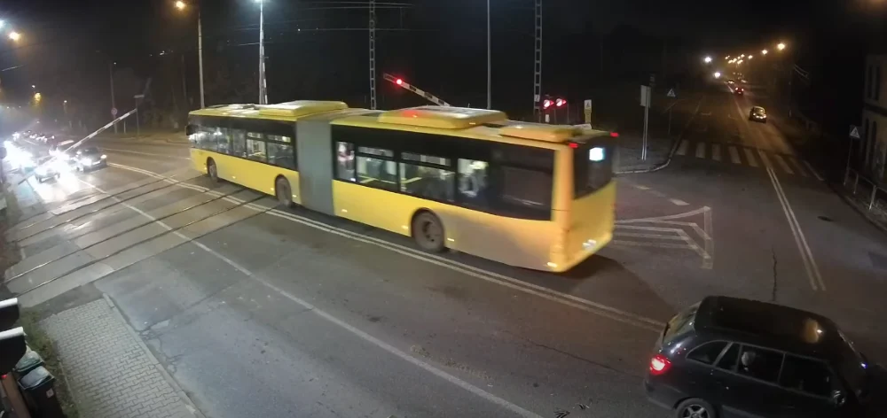 Autobus linii 146 wjechał pod zamykające się rogatki!