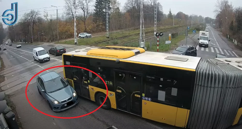 Tyłem autobusu zahaczył o samochód. Kolizja na przejeździe kolejowym w Wirku