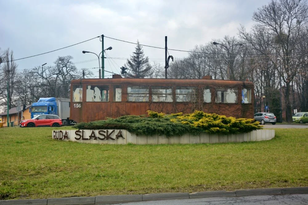 Tramwaj na rondzie w Chebziu nie zostanie pomalowany w tym roku