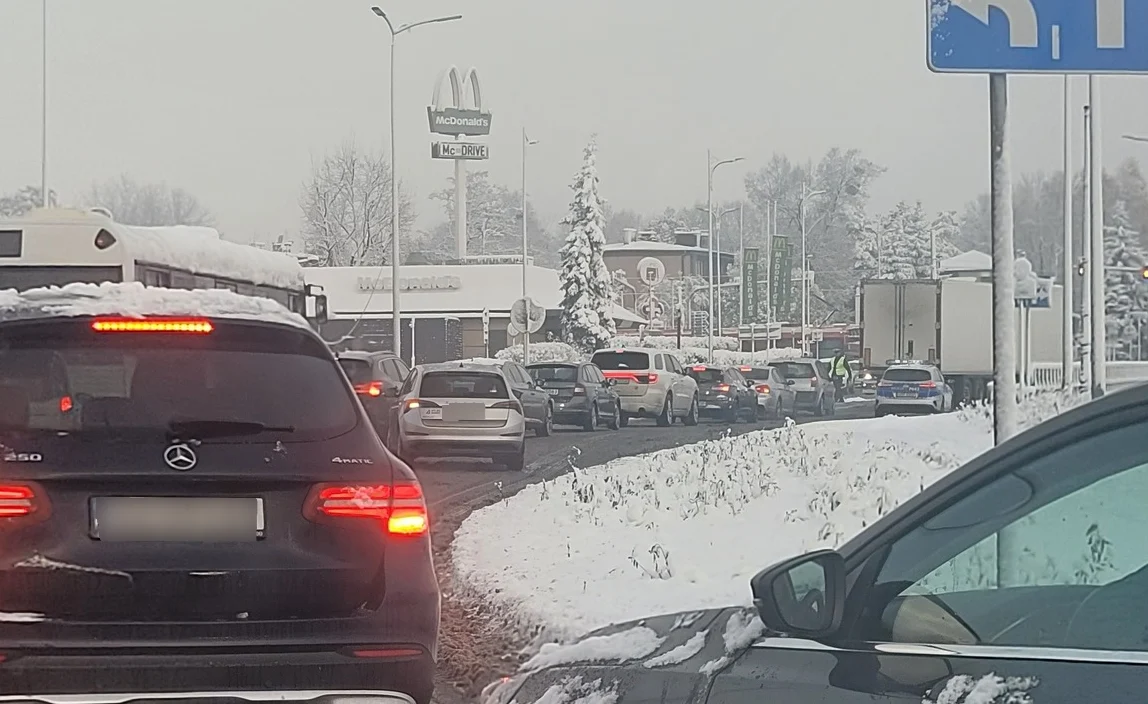 Zima znów zaskoczyła drogowców. Utrudnienia na rudzkich drogach!