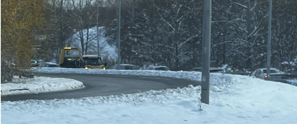 Auto wpadło do rowu na wjeździe na DTŚ w Chebziu. Policja apeluje o ostrożność