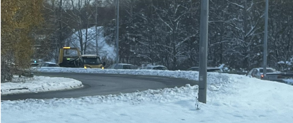 Auto wpadło do rowu na wjeździe na DTŚ w Chebziu. Policja apeluje o ostrożność