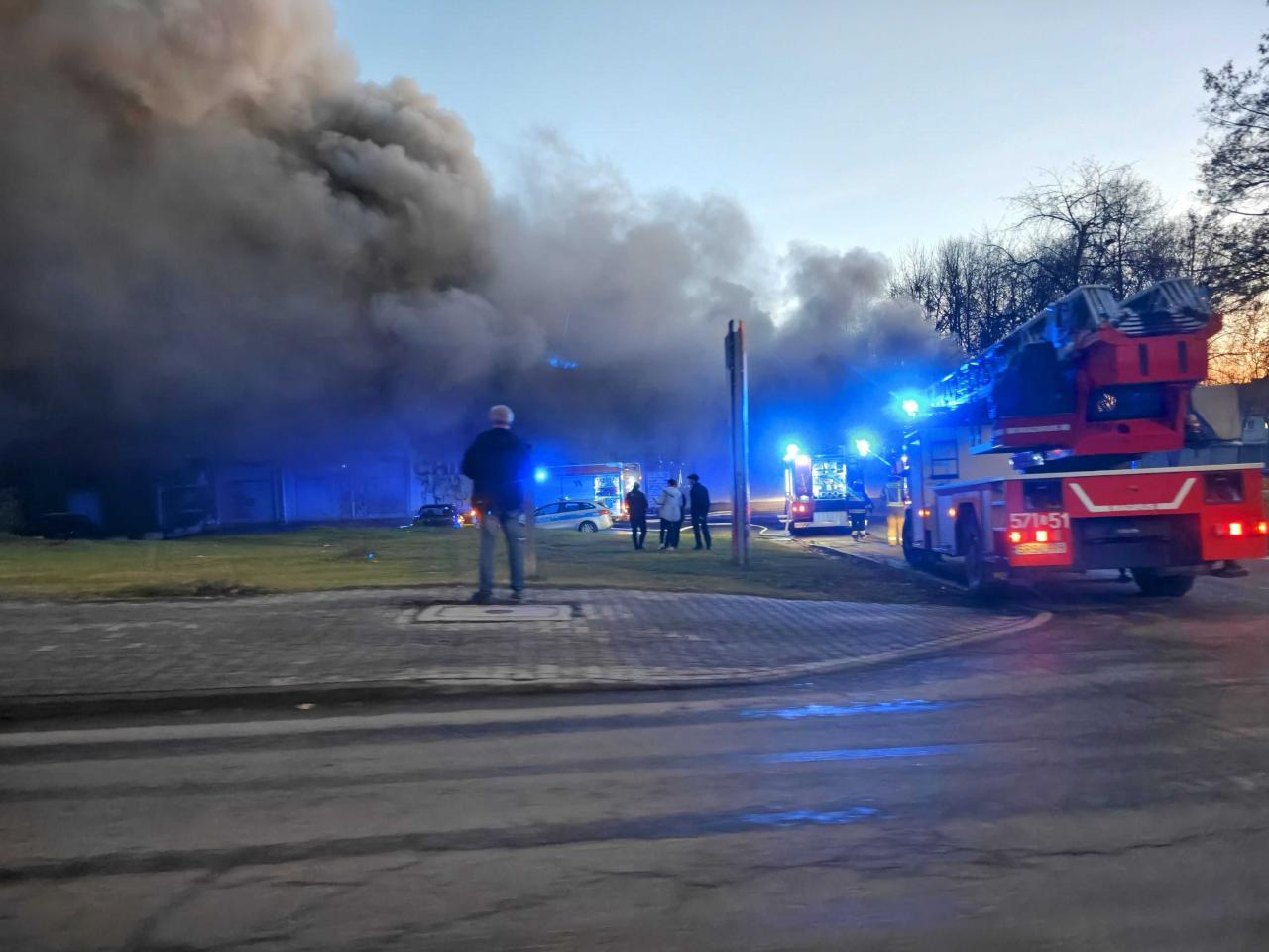 Pożar hali przy Teatralnej 7 2