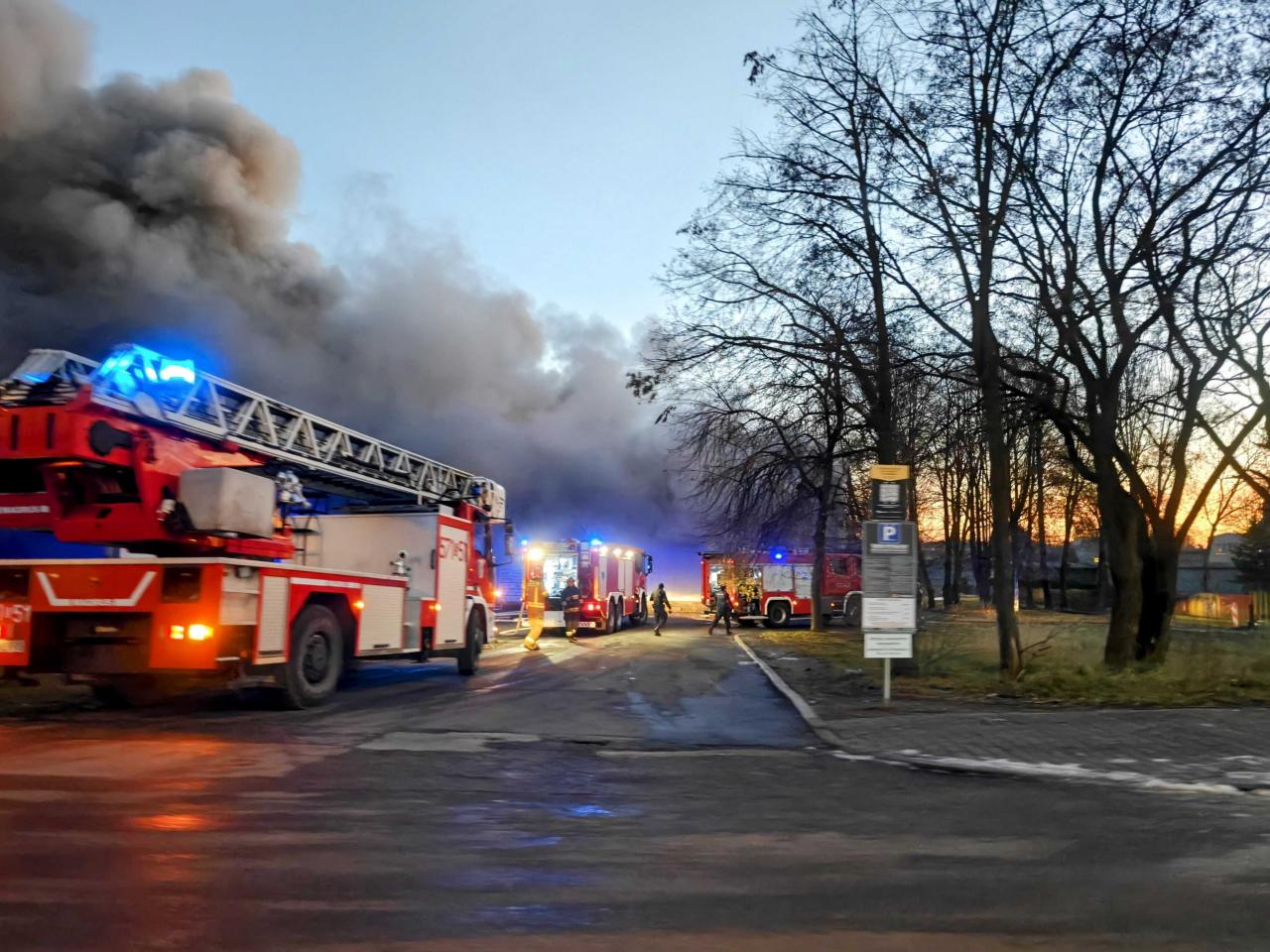 Pożar hali przy Teatralnej 7 4