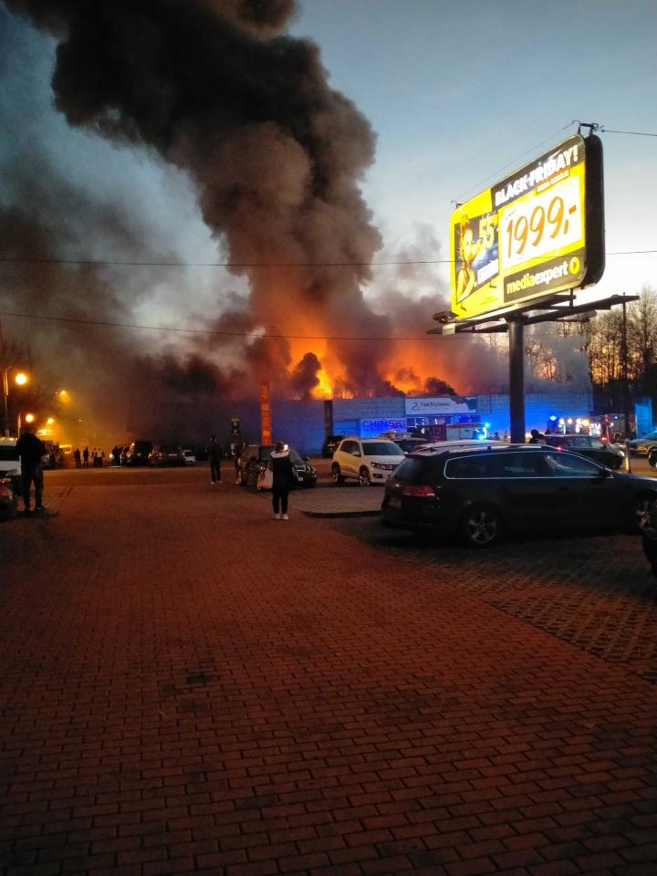 Pożar hali przy Teatralnej 7 7