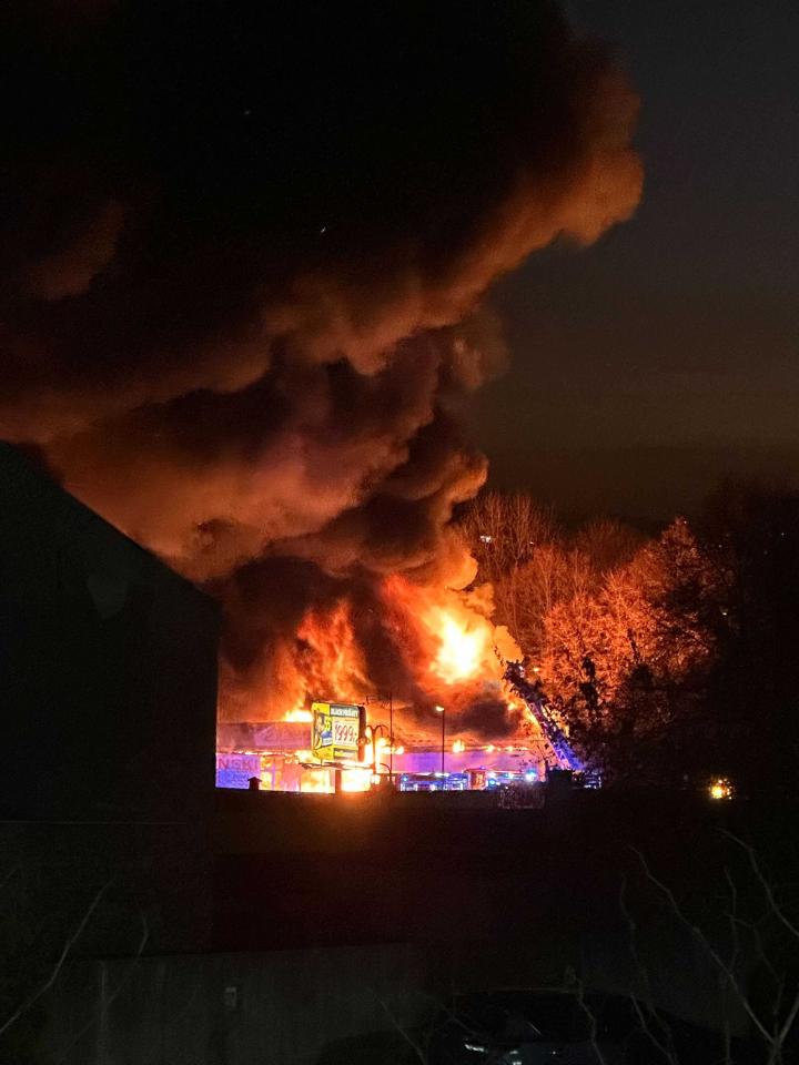 Pożar hali przy Teatralnej 7 9