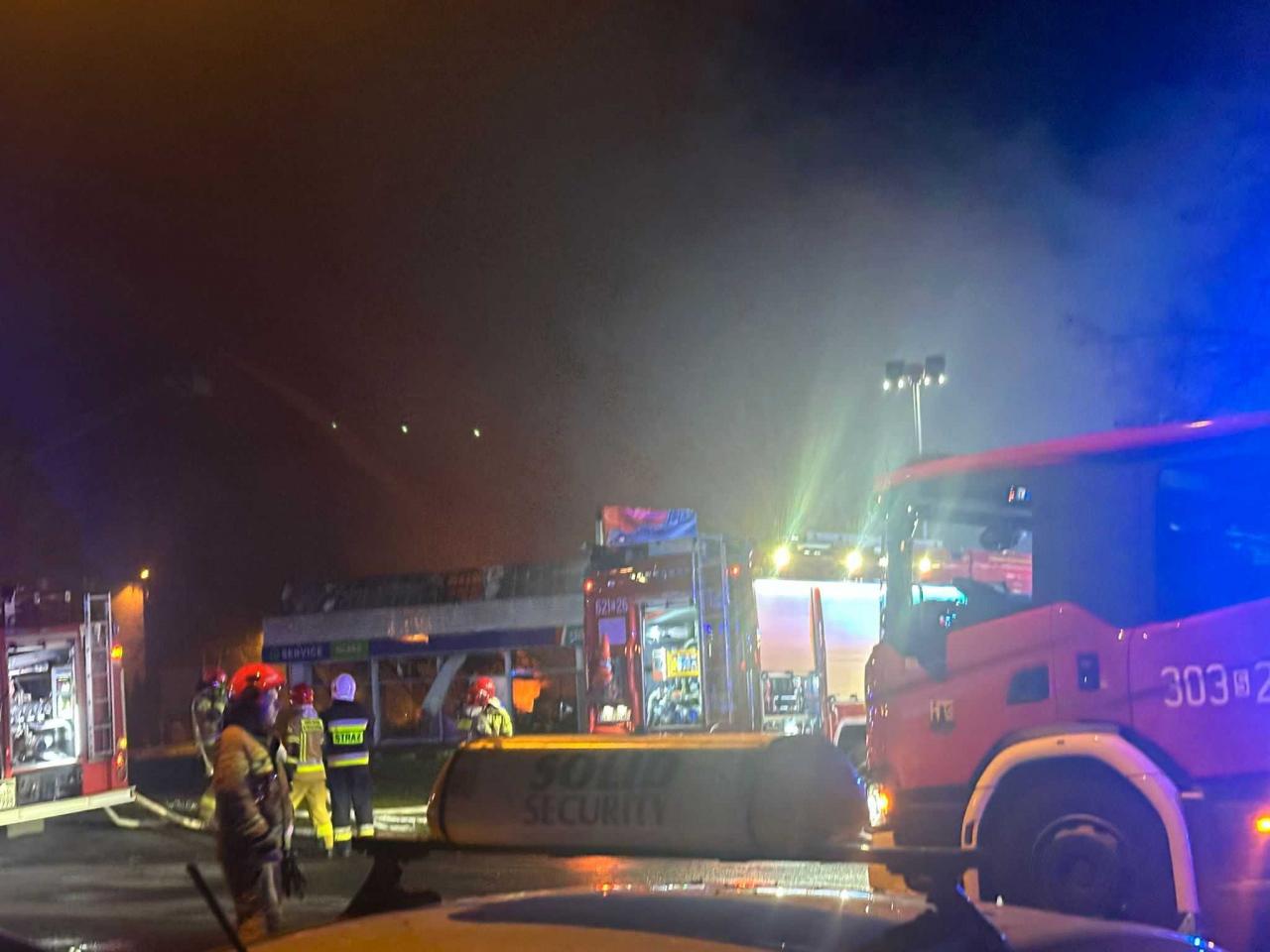 Pożar hali przy Teatralnej 7 15