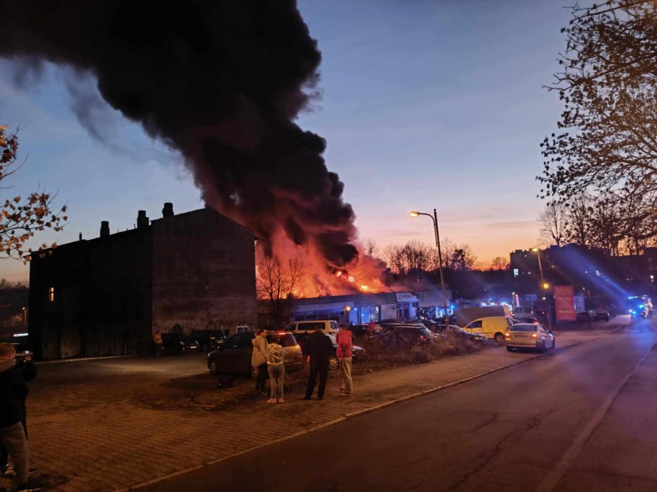 Pożar hali przy Teatralnej 7 13
