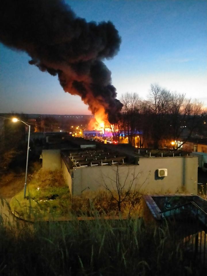 Pożar hali przy Teatralnej 7 16