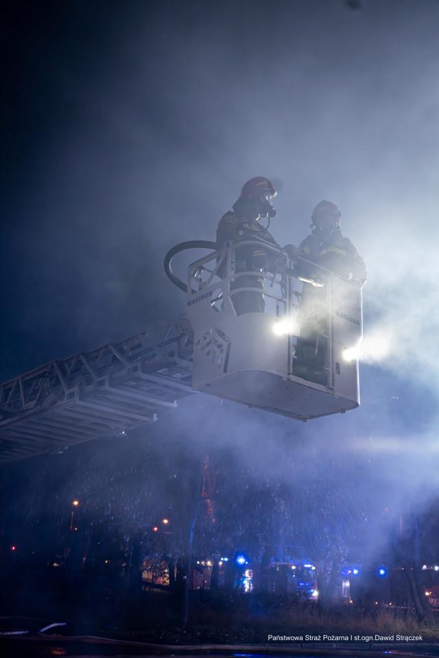 Pożar hali przy Teatralnej 7 18