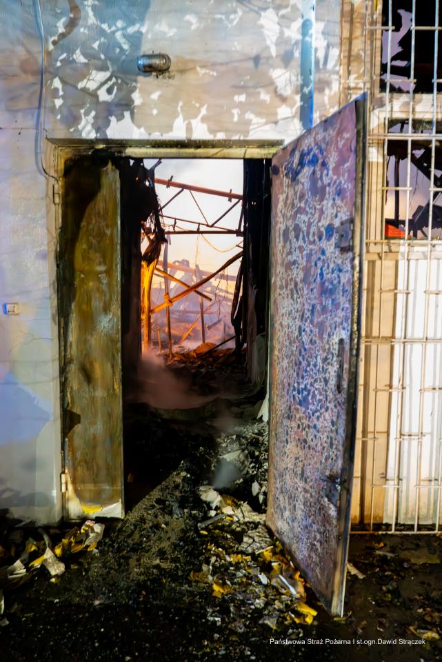 Pożar hali przy Teatralnej 7 19