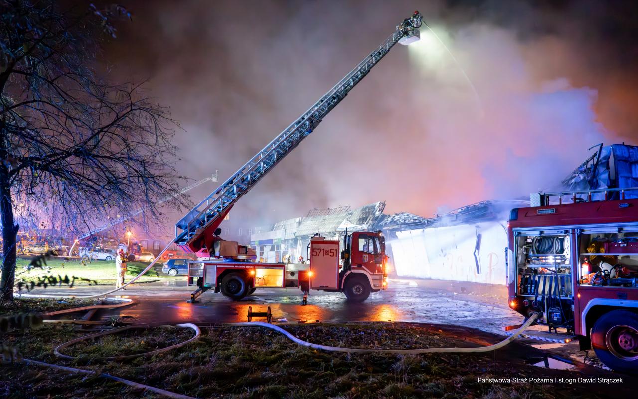 Pożar hali przy Teatralnej 7 20