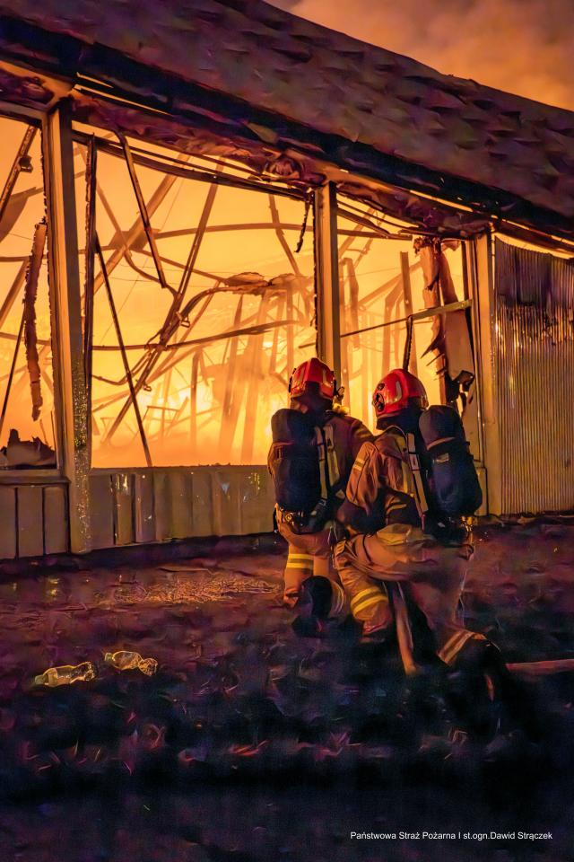 Pożar hali przy Teatralnej 7 21