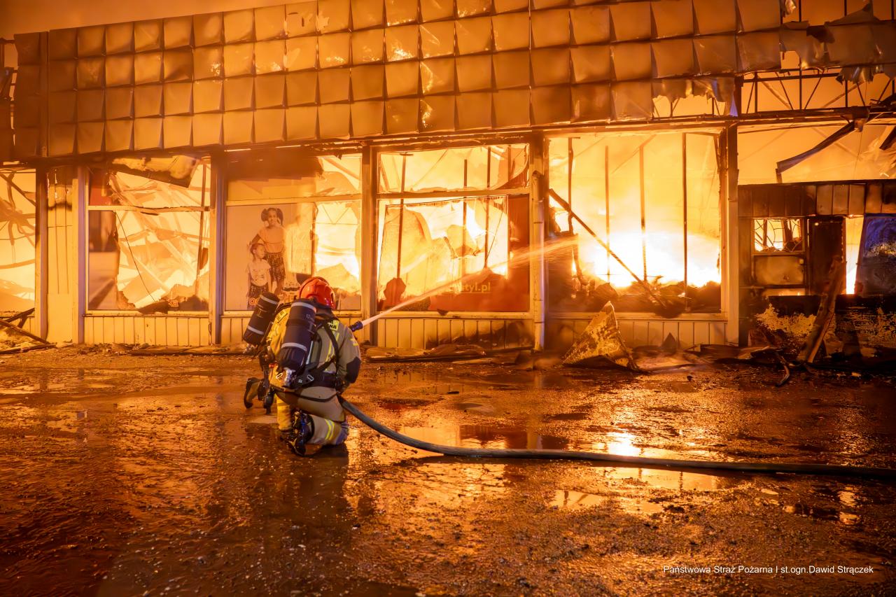 Pożar hali przy Teatralnej 7 22