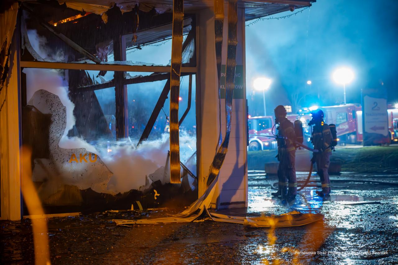 Pożar hali przy Teatralnej 7 23