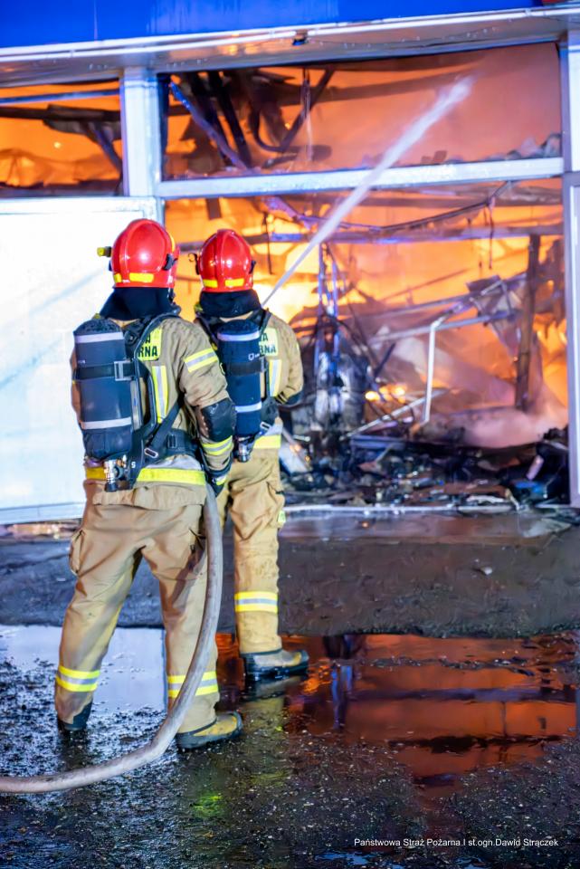 Pożar hali przy Teatralnej 7 24