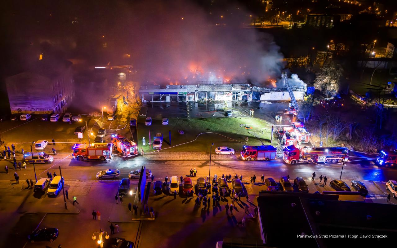 Pożar hali przy Teatralnej 7 27