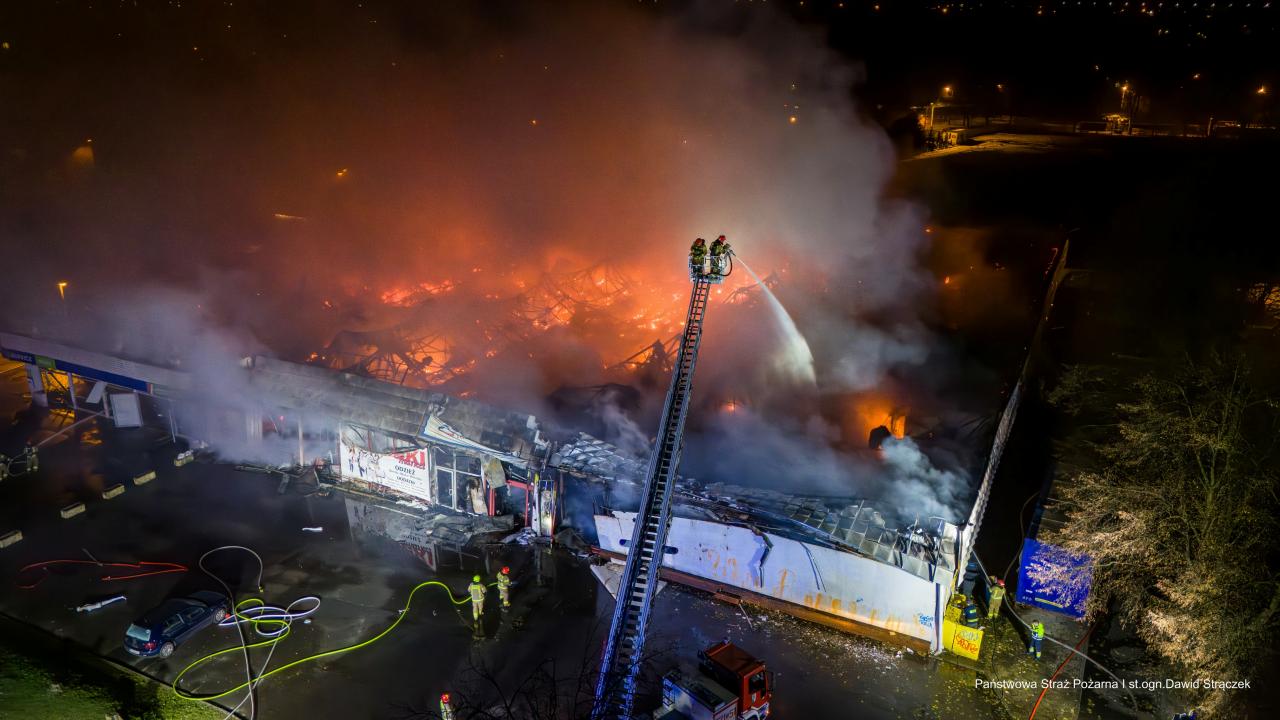 Pożar hali przy Teatralnej 7 29