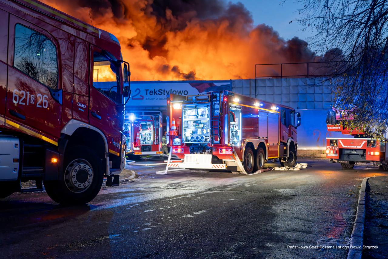 Pożar hali przy Teatralnej 7 32