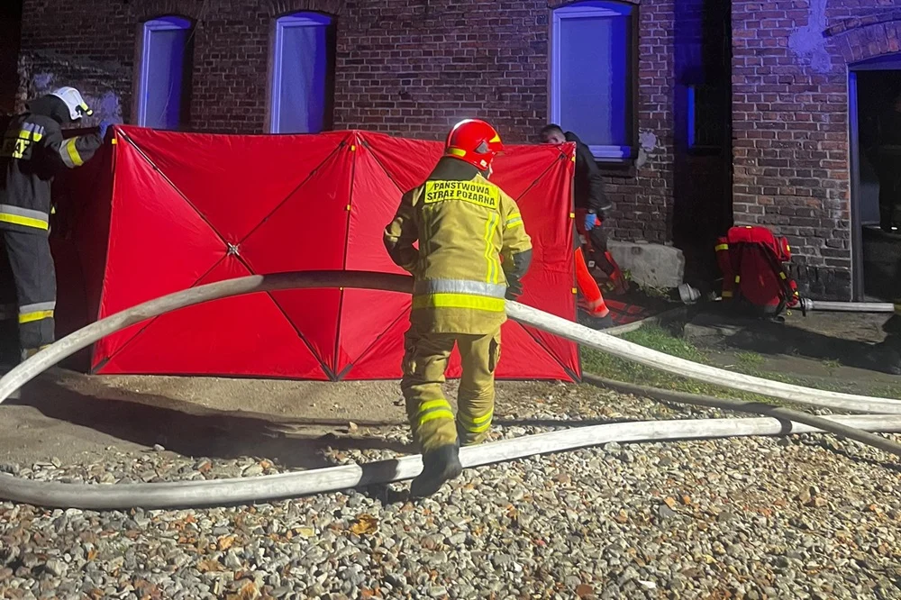 Nocna akcja strażaków w Zabrzu – dwie osoby uratowane z płonącego mieszkania