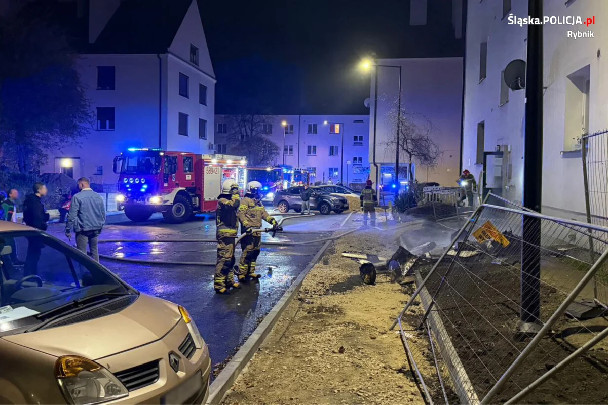Bohaterska akcja policjantów w Rybniku! Kryminalni wynieśli mężczyznę z płonącego mieszkania
