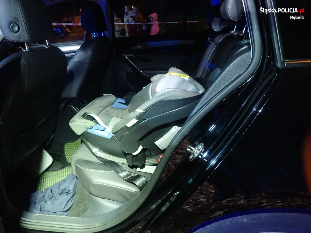 Kierowca z Ukrainy mając 3,5 promila uderzył w zaparkowane auta.  Podróżował z półrocznym dzieckiem