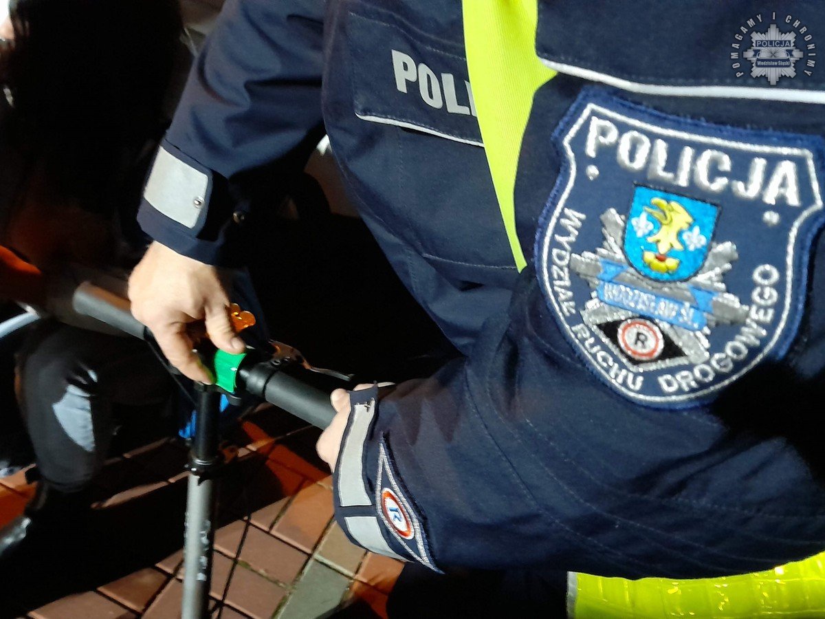 Jesienna mgła i mżawka – pamiętaj o odblaskach dla swojego bezpieczeństwa