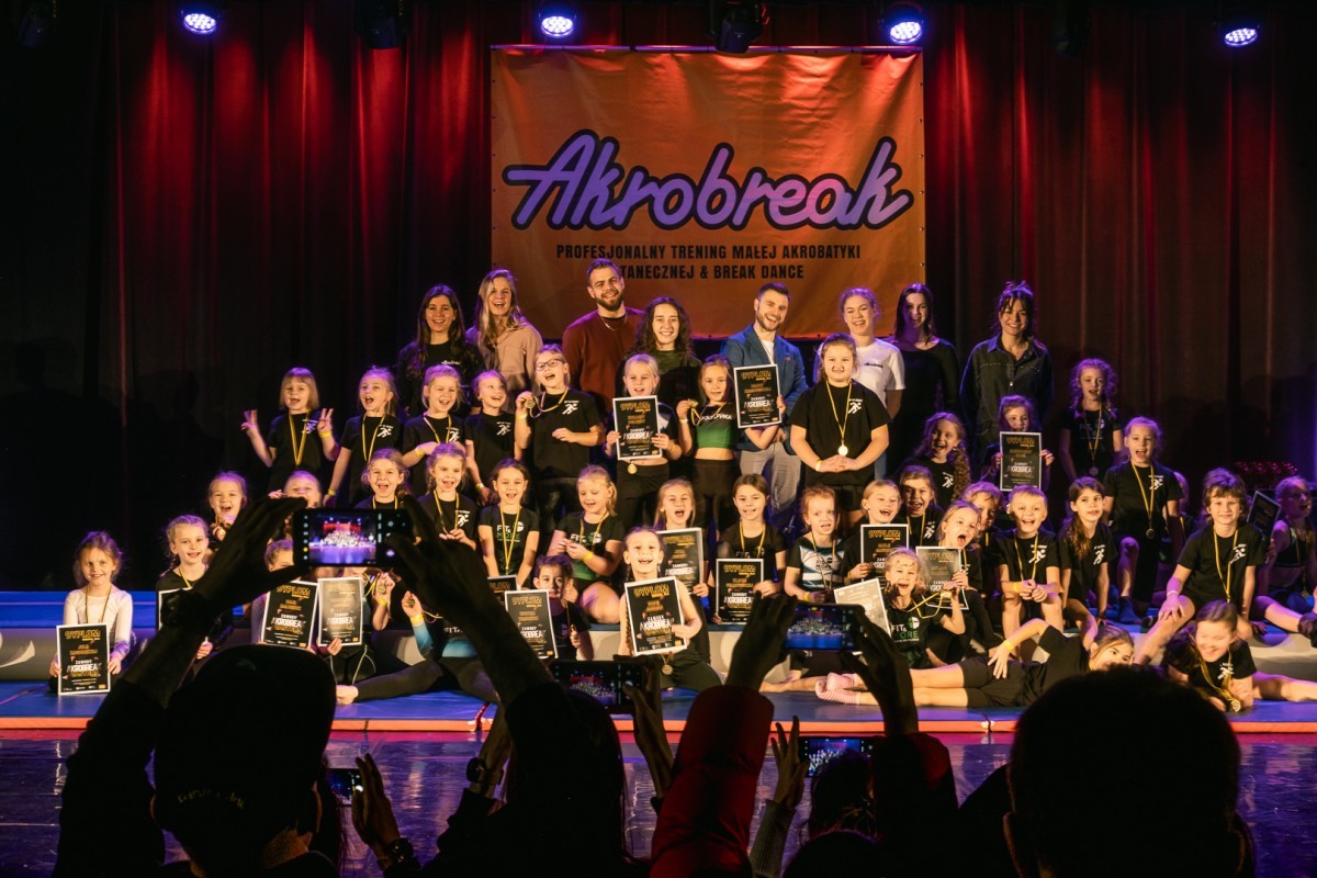 Mikołajkowe Zawody Akrobreak: taneczna akrobatyka w świątecznym klimacie