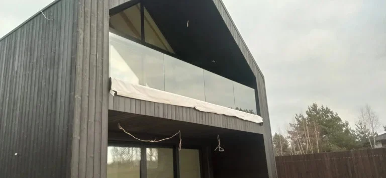 Jak szklane balustrady wpływają na oświetlenie tarasu?