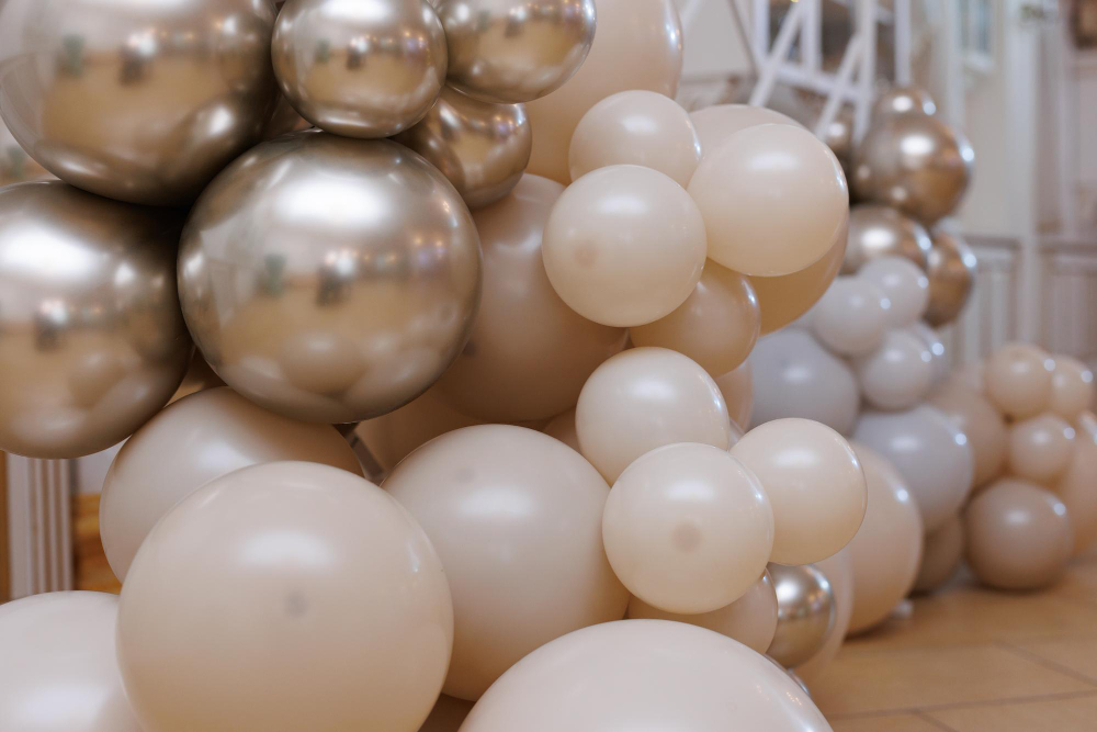 Balonowe dekoracje weselne krok po kroku – jak zorganizować efektowną oprawę?