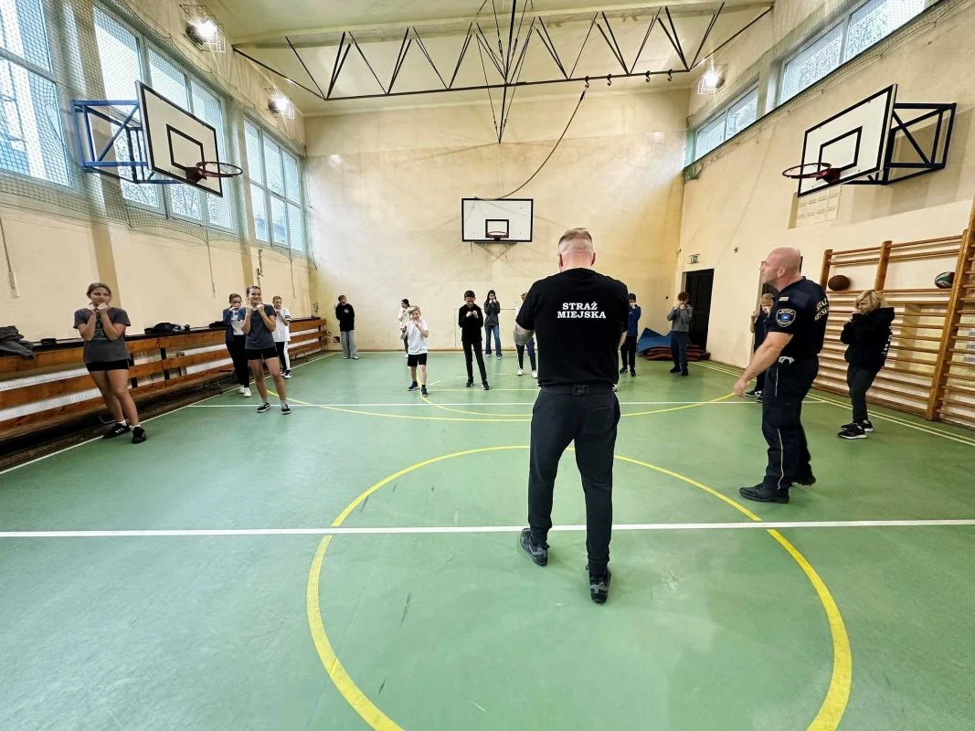 Dzieci z Mysłowic trenują pod okiem strażników miejskich - samoobrona w akcji!
