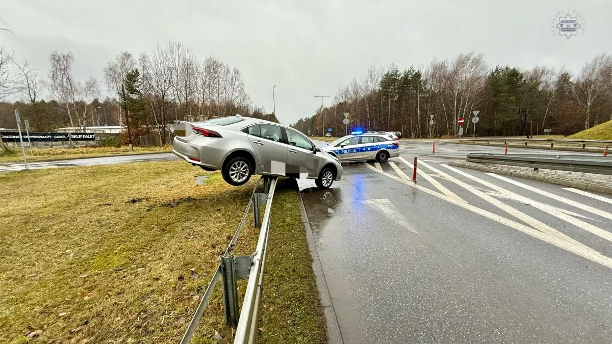 Zderzenie na ulicy Mikołowskiej! Toyota wylądowała na barierach