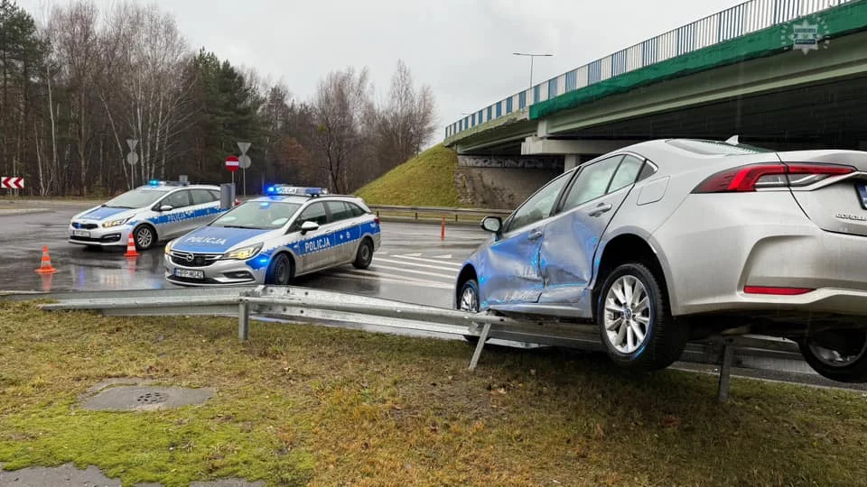 Zderzenie na ulicy Mikołowskiej! Toyota wylądowała na barierach