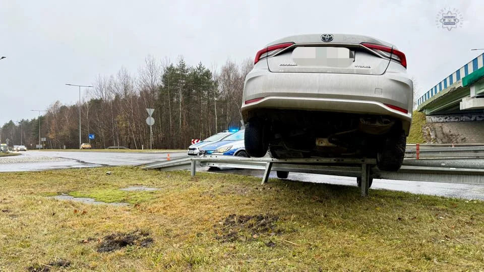 Zderzenie na ulicy Mikołowskiej! Toyota wylądowała na barierach